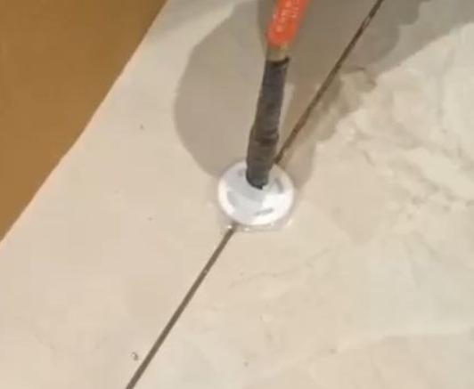 饶河瓷砖空鼓维修公司专业解答瓷砖在铺贴过程中，如果没有涂抹均匀到位的粘结材料（如水泥砂浆或瓷砖胶），可能会导致以下问题