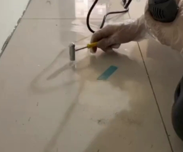 饶河瓷砖开裂维修公司专业分享瓷砖在铺贴前如果没有沥干水分，将会导致以下问题